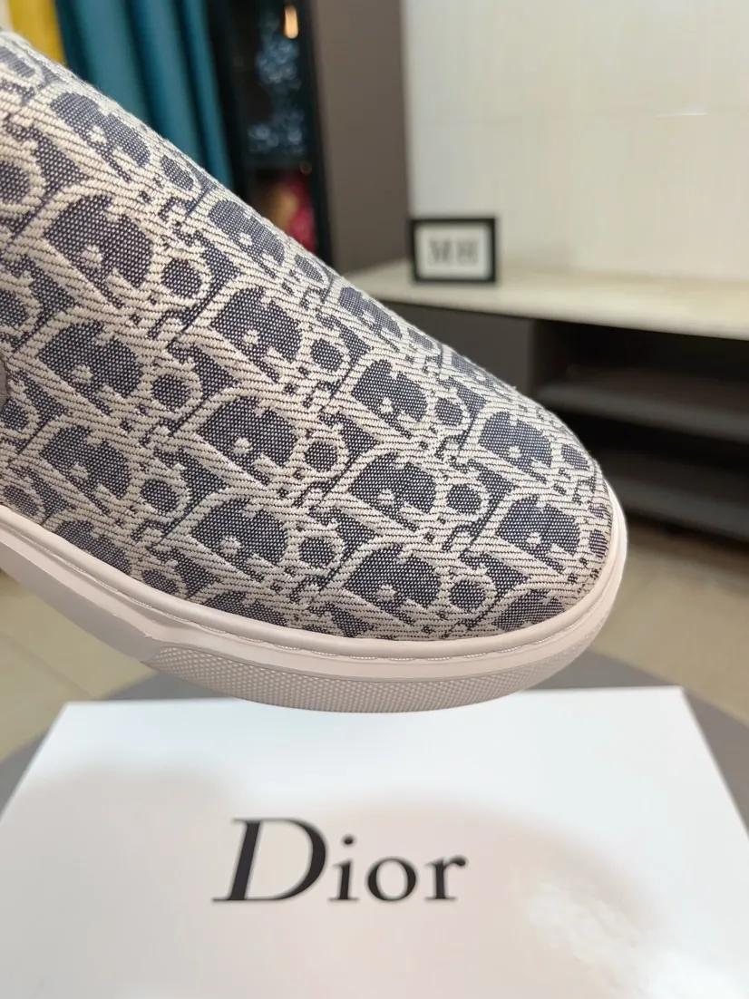 Men's men's shoes 💰380🌸🌸[Dior] 25ss new product B01 moral training shoes. The toe dimension design of the couple's style is a bit wider. The upper foot comfort is perfect. The threads are beautiful. Perfectly adaptable to trousers. Decorated with various classic details. It is an ideal choice for daily styling. Can be matched with various casual items to create exquisite looks. Fabric: top layer cowhide/lining sheepskin TPU original outsole Code number: 38-44, 45 customized